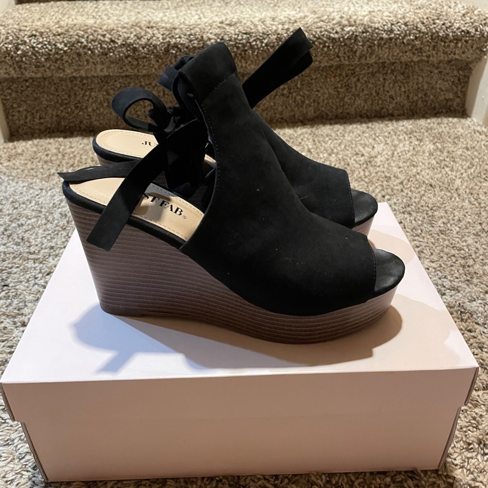 Black wedges
